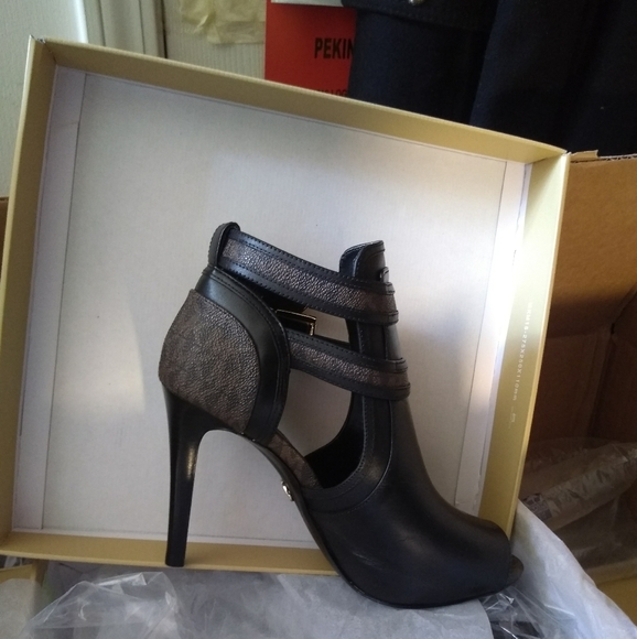 SOLD MICHAEL Kors Blaze Leather/Logo Open Bootie - Picture 11 of 11